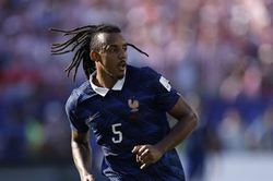 Tin đồn chuyển nhượng 24/7: Jules Kound&eacute;, Crysencio Summerville, Iliman Ndiaye