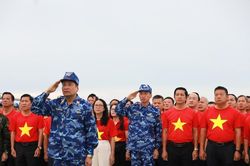 Lễ ch&agrave;o cờ thi&ecirc;ng li&ecirc;ng tr&ecirc;n v&ugrave;ng biển Nam Trung Bộ của Tổ quốc