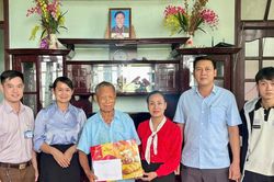 Xã Tân Hà Lâm Hà thăm, tặng quà các gia đình chính sách và người có công tiêu biểu