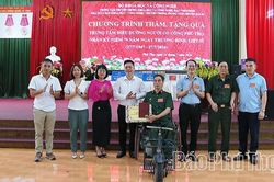 Thăm, tặng qu&agrave; Trung t&acirc;m Điều dưỡng người c&oacute; c&ocirc;ng Ph&uacute; Thọ