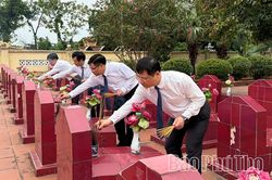 Phường N&ocirc;ng Trang d&acirc;ng hương tưởng niệm c&aacute;c Anh h&ugrave;ng liệt sĩ