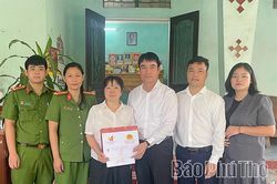 Thăm hỏi, tặng qu&agrave; Mẹ Việt Nam Anh h&ugrave;ng