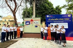 Công ty Điện lực Phú Thọ gắn biển công trình chào mừng 97 năm Ngày thành lập Công đoàn Việt Nam