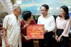 Phường Đồng Hới thăm v&agrave; tặng qu&agrave; gia đ&igrave;nh c&oacute; c&ocirc;ng với c&aacute;ch mạng
