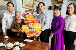 Đồng ch&iacute; Ph&oacute; Chủ tịch Thường trực UBND tỉnh thăm, tặng qu&agrave; gia đ&igrave;nh ch&iacute;nh s&aacute;ch