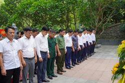 Tri &acirc;n c&aacute;c anh h&ugrave;ng liệt sĩ v&agrave; thăm, tặng qu&agrave; gia đ&igrave;nh ch&iacute;nh s&aacute;ch