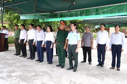 Tưởng nhớ, tri &acirc;n anh h&ugrave;ng liệt sĩ tại Nghĩa trang liệt sĩ Ba Dốc