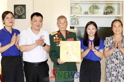 Chi đoàn và Hội CCB Báo và PTTH Sơn La thăm, tặng quà gia đình chính sách nhân dịp 27/7