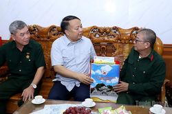 Chủ tịch UBND tỉnh Phan Huy Ngọc thăm, tặng quà người có công phường Minh Xuân