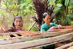 Giữ nghề l&agrave;m hương truyền thống của đồng b&agrave;o T&agrave;y