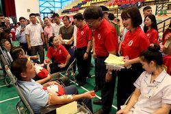 Gần 2.000 người tham gia H&agrave;nh tr&igrave;nh đỏ năm 2026