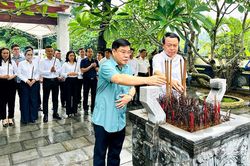Đo&agrave;n c&ocirc;ng t&aacute;c Bộ T&agrave;i ch&iacute;nh d&acirc;ng hương tưởng niệm khu mộ liệt sỹ Phạm Văn Khang v&agrave; đồng đội