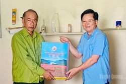 Trưởng Ban Tổ chức Tỉnh ủy Trần Quang Minh thăm, tặng quà người có công tại xã Hồng Sơn và Trường Sinh