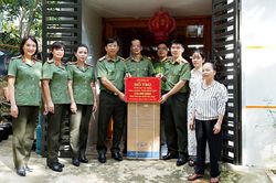 Công an tỉnh Tuyên Quang trao 150 triệu đồng hỗ trợ xây dựng Nhà nghĩa tình đồng đội