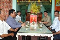 Đồng ch&iacute; Nguyễn Ch&iacute; T&agrave;i thăm c&aacute;c gia đ&igrave;nh ch&iacute;nh s&aacute;ch v&agrave; d&acirc;ng hương tại Nh&agrave; bia ghi danh liệt sĩ phường Dương Nỗ