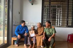Ch&ugrave;a Hoa Nghi&ecirc;m (Đắk Lắk) thăm, tặng qu&agrave; người c&oacute; c&ocirc;ng nh&acirc;n kỷ niệm 79 năm Ng&agrave;y Thương binh - Liệt sĩ