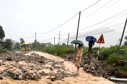 Lai Ch&acirc;u: Mưa lớn g&acirc;y sạt lở, chia cắt quốc lộ 32 v&agrave; 279 qua x&atilde; Mường Than