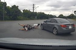 Đ&aacute;nh l&aacute;i v&agrave;o v&ograve;ng xuyến, &ocirc; t&ocirc; hất bay hai c&ocirc; g&aacute;i đi xe m&aacute;y