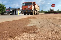 Quảng Ngãi: Bùn đất rơi vãi, đường sá bụi bặm trên tuyến Quốc lộ 24C