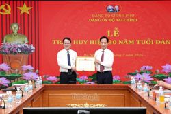 Trao huy hiệu 30 năm tuổi Đảng cho Thứ trưởng Bộ T&agrave;i ch&iacute;nh Trần Quốc Phương