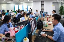 Chứng kho&aacute;n ng&agrave;y 24/7: &Aacute;p lực b&aacute;n lan rộng, VN-Index kh&eacute;p tuần dưới mốc 1.700 điểm