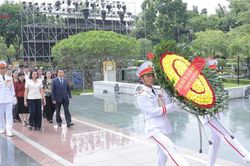 Đảng bộ Ủy ban Ph&aacute;p luật v&agrave; Tư ph&aacute;p d&acirc;ng hương tưởng niệm c&aacute;c Anh h&ugrave;ng liệt sĩ