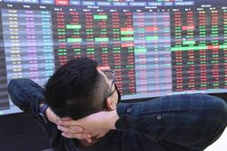 Cuối tuần đỏ lửa, VN-Index giảm 13 điểm