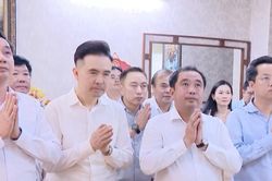 Bí thư Thành ủy Hà Nội Trần Đức Thắng dâng hương tưởng nhớ cố Chủ tịch Quốc hội Lê Quang Đạo