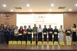 Phường Cầu Giấy tặng quà tri ân người có công