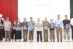 Phường Y&ecirc;n H&ograve;a gặp mặt, tri &acirc;n người c&oacute; c&ocirc;ng v&agrave; th&acirc;n nh&acirc;n liệt sĩ