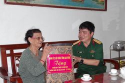 Bộ Chỉ huy Quân sự tỉnh, đoàn công tác xã Lý Quốc thăm, tặng quà các gia đình chính sách