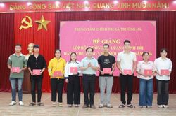 36 học vi&ecirc;n ho&agrave;n th&agrave;nh bồi dưỡng l&yacute; luận ch&iacute;nh trị cho đảng vi&ecirc;n mới