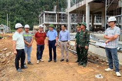 Bí thư Đảng ủy phường Thục Phán Vũ Đình Quang kiểm tra tiến độ thi công Trường phổ thông nội trú Tiểu học THCS Đức Long