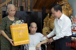 Trưởng Ban Tuyên giáo và Dân vận Tỉnh ủy Nông Thanh Tùng thăm, tặng quà gia đình người có công tại phường Tân Giang