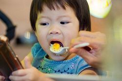 Cho trẻ xem điện thoại nhiều có hại thế nào? Chuyên gia chỉ ra loạt hệ lụy đáng lo