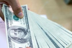 Tỷ gi&aacute; ng&agrave;y 24/7: USD đi ngang, Bảng Anh tiến s&aacute;t mốc 35.750 đồng