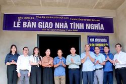 B&aacute;o C&ocirc;ng l&yacute; v&agrave; TAND tỉnh Tuy&ecirc;n Quang b&agrave;n giao nh&agrave; t&igrave;nh nghĩa cho 2 gia đ&igrave;nh kh&oacute; khăn ở x&atilde; C&aacute;n Tỷ