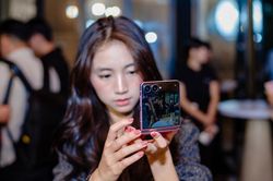 Galaxy Z Flip8 ra mắt với m&agrave;n h&igrave;nh gần như kh&ocirc;ng nếp gấp, gi&aacute; từ 32 triệu đồng