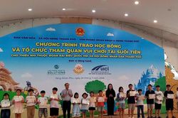 Trao học bổng cho con cán bộ, người lao động Đoàn ĐBQH và HĐND TP.HCM