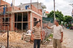 Hàng xóm chỉ cho xây 2 tầng vì sợ che cửa sổ, tôi xây 'trộm' lúc họ du lịch