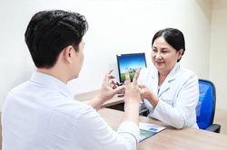 Tr&agrave;o lưu xoay, vặn cổ giảm đau vai g&aacute;y: D&acirc;n c&ocirc;ng sở c&oacute; thể bị tai biến sau tiếng 'rắc'