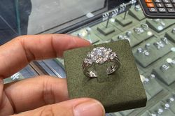 Ai chịu t&aacute;c động mạnh nhất sau c&uacute; sốc bu&ocirc;n lậu kim cương?