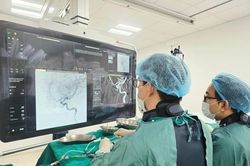 Đau đầu suốt nhiều năm, người phụ nữ phát hiện 'quả bom nổ chậm' trong não