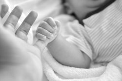 Mẹ mải đi nhậu, bỏ qu&ecirc;n con g&aacute;i 2 th&aacute;ng tuổi bệnh đến chết