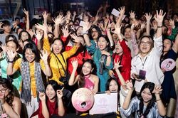 Sau 17 năm, Thùy Anh ghi điểm với hình ảnh 'cô gái miền Tây' tại fan meeting đầu tiên