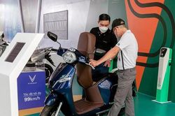 Các hãng xe máy điện giảm giá để chiếm thị phần