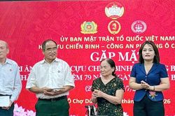 Phường Ô Chợ Dừa trao quà tri ân 53 cựu chiến binh, thương binh tiêu biểu