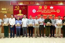 Xã Chương Dương tặng quà tri ân hội viên Cựu chiến binh nhân dịp 27-7
