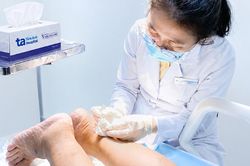 Người đàn ông 68 tuổi viêm gân gót vì biến chứng tiểu đường, bác sĩ cảnh báo dấu hiệu dễ bị bỏ qua