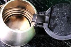 Mẹo nhỏ loại bỏ mảng cặn 'cứng đầu' dưới đáy ấm siêu tốc hiệu quả và cách hạn chế cặn bám trở lại